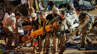 Des militaires débarrassent les rues des débris à Benetusser après des inondations meurtrières, dans la région de Valence, le 2 novembre 2024 en Espagne ( AFP / Manaure Quintero )