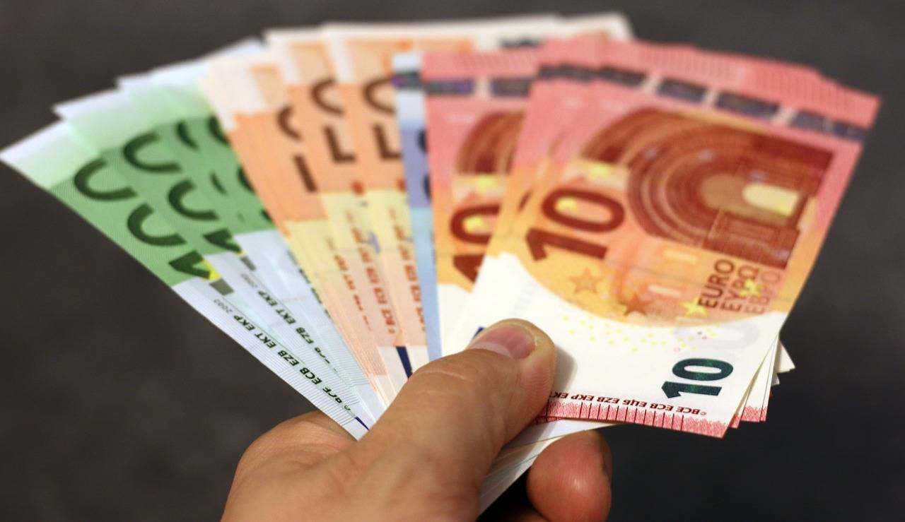 De faux billets de 20 et 50 euros circulent: comment les repérer?