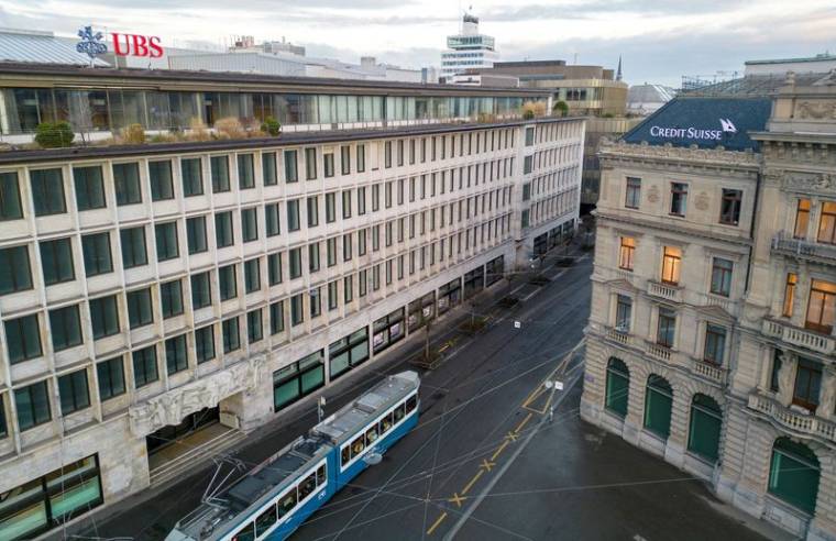 Les bâtiments des banques suisses UBS et Crédit Suisse sur la Paradeplatz à Zurich