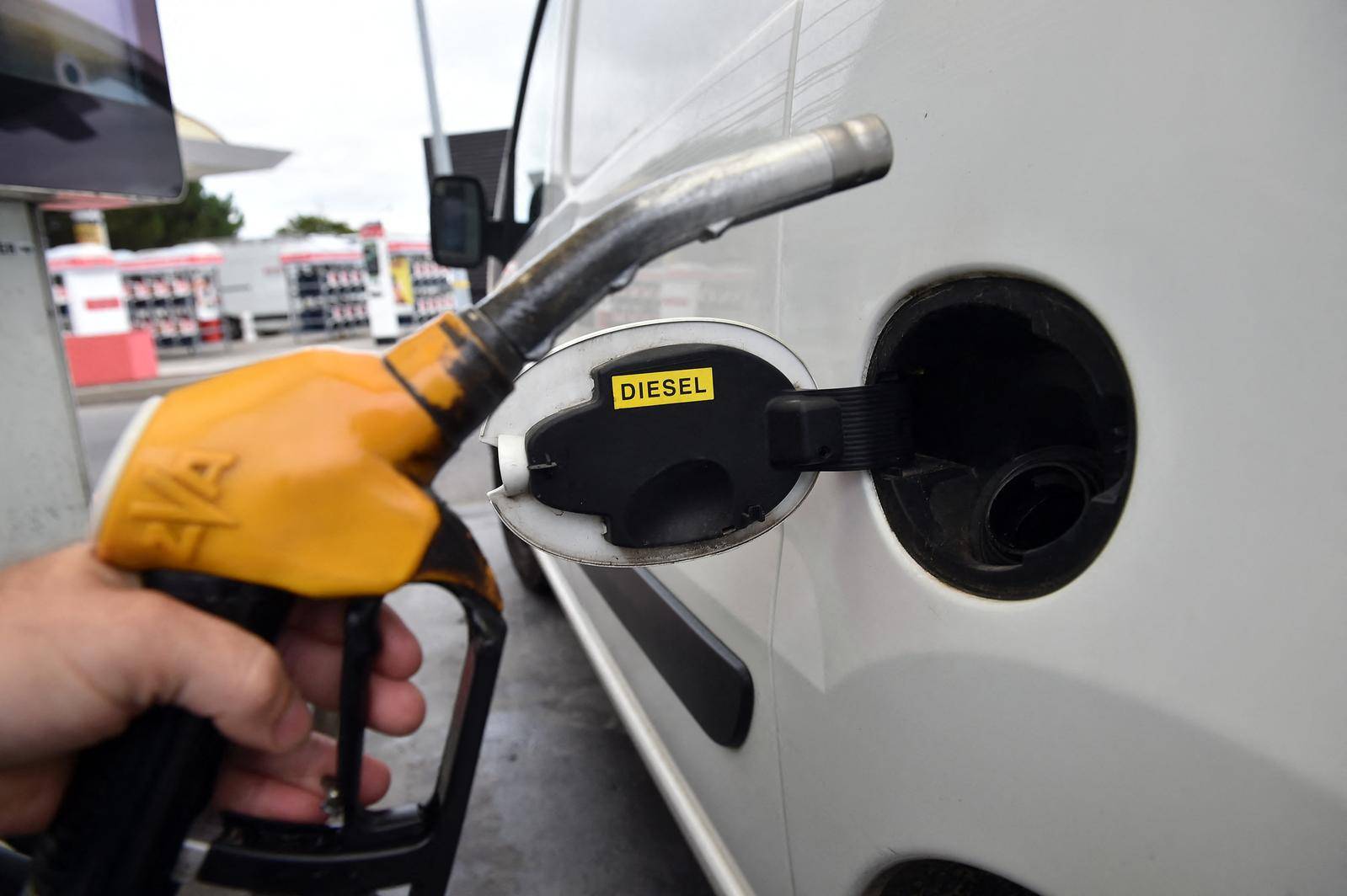 L'Union européenne a validé lundi la fin des moteurs à essence et diesel dans les voitures neuves à partir de 2035 ( AFP / REMY GABALDA )