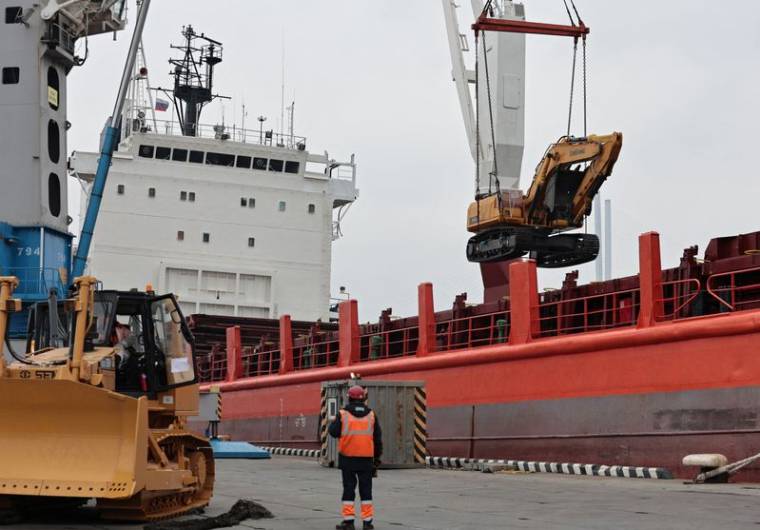 Une cargaison d'équipement en provenance de Chine dans le port commercial de Vladivostok, en Russie