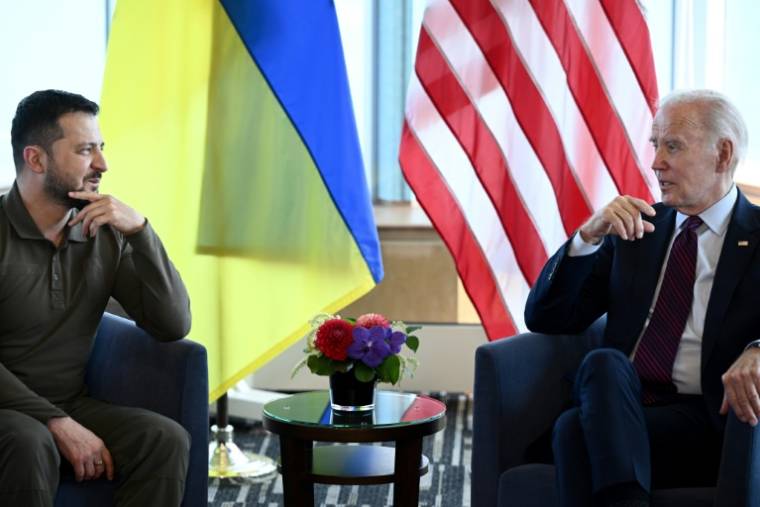 Le président américain Joe Biden et son homologue ukrainien Volodymyr Zelensky (g) lors d'une rencontre au sommet du G7, le 21 mai 2023 à Hiroshima, au Japon ( AFP / Brendan SMIALOWSKI )