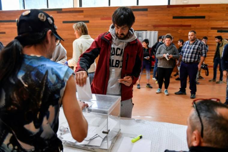 Un électeur vote lors des élections régionales au Pays basque, le 21 avril 2024 à Otxandio, en Espagne ( AFP / ANDER GILLENEA )