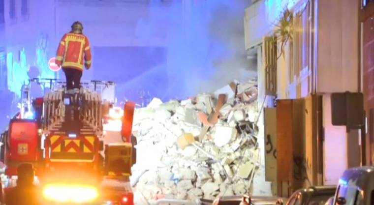 Photo d'un pompier après l'effondrement de deux immeubles à Marseille