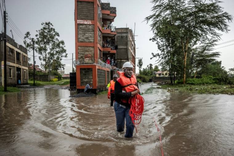 Des membres de la Croix-Rouge kényane déployés dans une zone frappée par les inondations, à Kitengela, le 1er mai 2024  ( AFP / LUIS TATO )