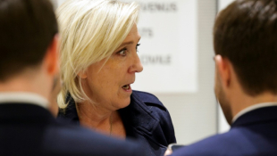 La cheffe de file du Rassemblement National (RN) Marine Le Pen réagit dans les couloirs du palais de justice lors du procès du RN, le 13 novembre 2024 à Paris  ( AFP / GEOFFROY VAN DER HASSELT )