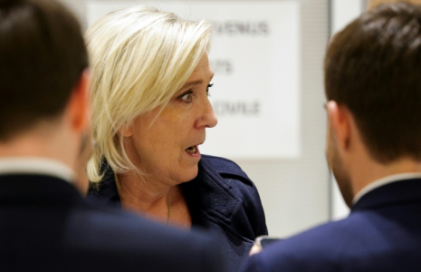 La cheffe de file du Rassemblement National (RN) Marine Le Pen réagit dans les couloirs du palais de justice lors du procès du RN, le 13 novembre 2024 à Paris  ( AFP / GEOFFROY VAN DER HASSELT )