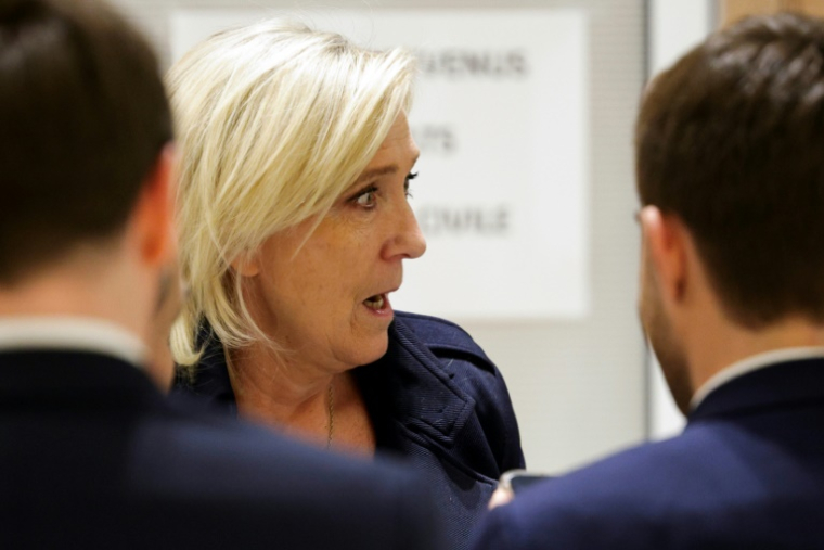 La cheffe de file du Rassemblement National (RN) Marine Le Pen réagit dans les couloirs du palais de justice lors du procès du RN, le 13 novembre 2024 à Paris  ( AFP / GEOFFROY VAN DER HASSELT )