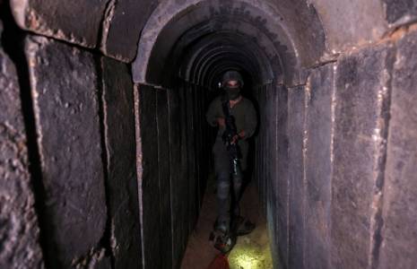 Un soldat israélien traverse un tunnel sous l'hôpital Al Shifa dans la ville de Gaza