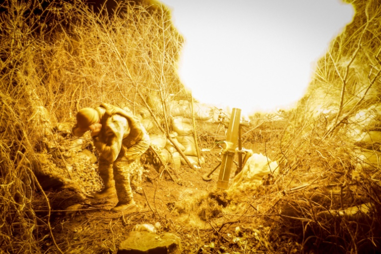 Photographie du 19 novembre 2024 diffusée par les autorités ukrainiennes d'un soldat tirant un obus de mortier en direction des positions russes près de la ville de Chasiv Yar, dans la région de Donetsk, en Ukraine ( 24th Mechanized Brigade of Ukrainian Armed Forces / Handout )