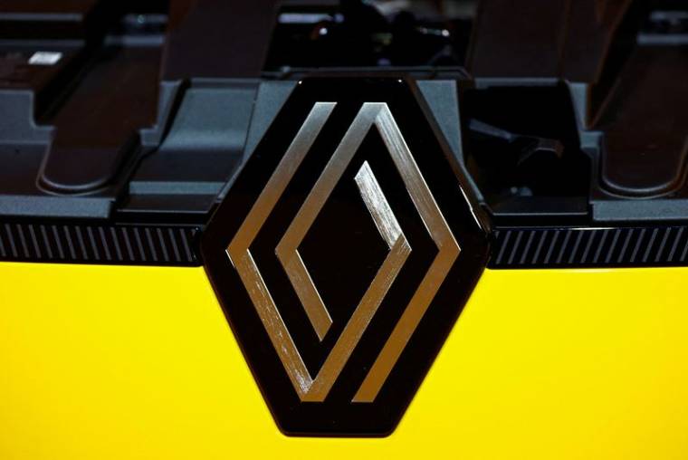 Renault dévoile la nouvelle voiture électrique R5 lors d'un événement organisé avant le salon de Genève à Aubervilliers