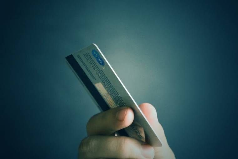 Deux transactions par carte bleue, l'une de 500 euros et l'autre de 1 500 euros, ont été effectuées auprès d'un commerçant bulgare. Photo d'illustration.  (mastersenaiper / Pixabay)