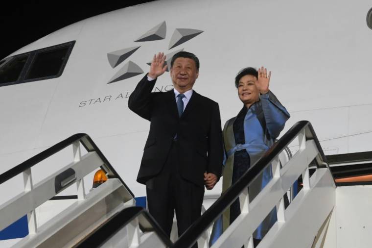 Photo diffusée par le service de presse de la présidence serbe, le 7 mai 2024, du président chinois Xi Jinping et son épouse Peng Liyan à leur arrivée à l'aéroport de Belgrade ( Service de presse de la présidence serbe / DIMITRIJE GOLL )