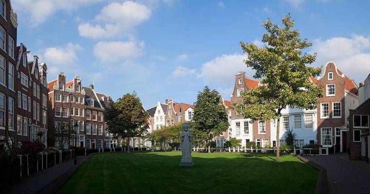 Begijnhof (Beguinage) à Amsterdam (Crédits photo : Wikimedia Commons - Massimo Catarinella )