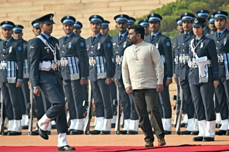 Le président du Sri Lanka, Anura Kumara Dissanayake, inspecte une garde d'honneur au palais présidentiel Rashtrapati Bhavan à New Delhi, le 16 décembre 2024 ( AFP / Sajjad HUSSAIN )