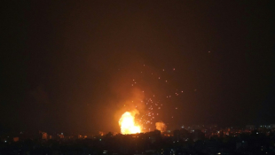 Des flammes et de la fumée s'élèvent de la banlieue sud de Beyrouth après une frappe israélienne, le 6 octobre 2024 ( AFP / ETIENNE TORBEY )