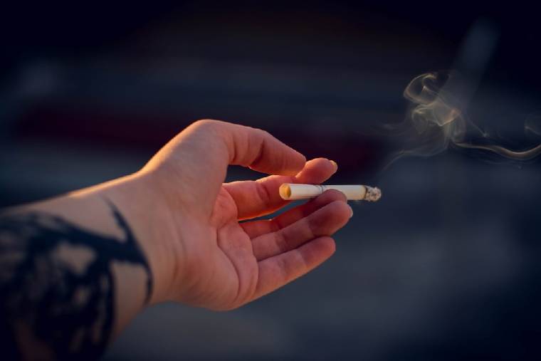 Dès 2022, l’avantage fiscal du tabac en Corse va partir en fumée (Crédit photo: Irina Iriser - Unsplash)