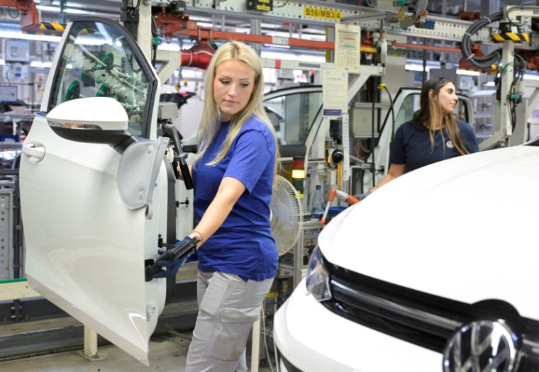 Une chaîne de production dans une usine Volkswagen