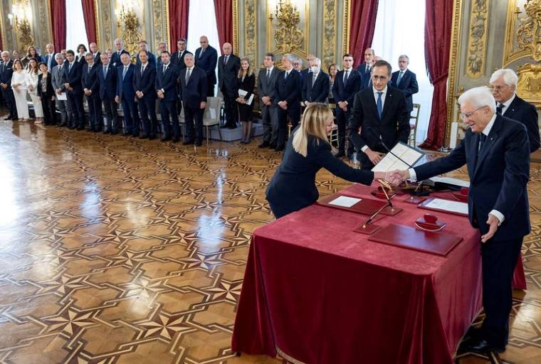 Sergio Mattarella serre la main de Giorgia Meloni lors de la cérémonie de prestation de serment au palais présidentiel du Quirinal, à Rome