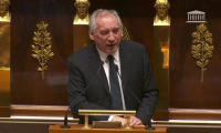 "Ce budget est une étape d'urgence", dit Bayrou