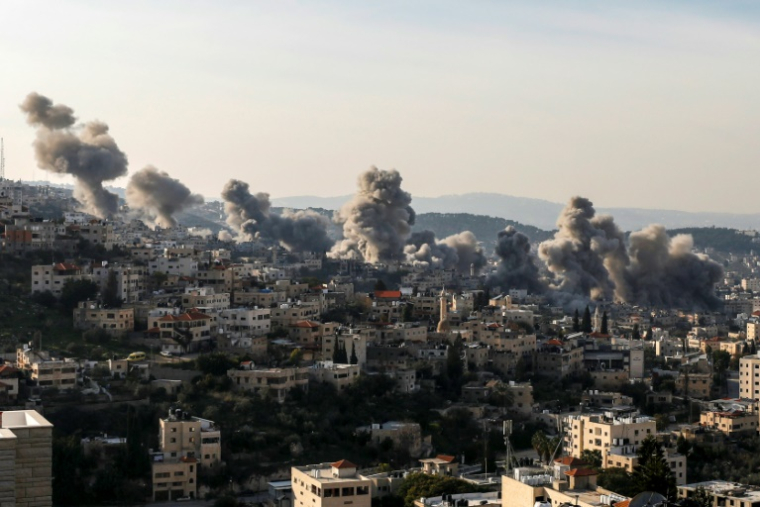 Des panaches de fumée se dégagent du camp de réfugiés de Jénine lors d'une opération militaire israélienne, le 2 février 2025 à Jénine, dans le nord de la Cisjordanie occupée   ( AFP / MOHAMMAD MANSOUR )