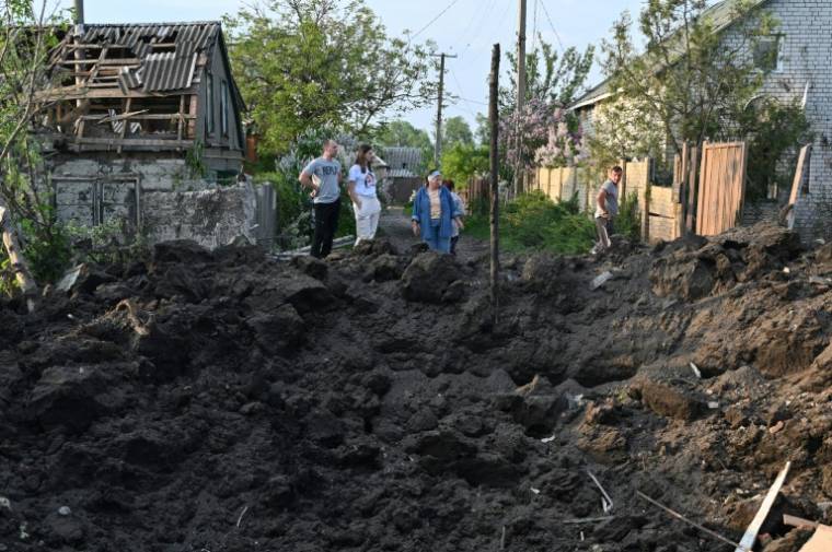 Un cratère causé par un missile dans le village ukrainien de Tsirkuny, dans la région de Kharkiv, le 18 mai 2023 ( AFP / SERGEY BOBOK )