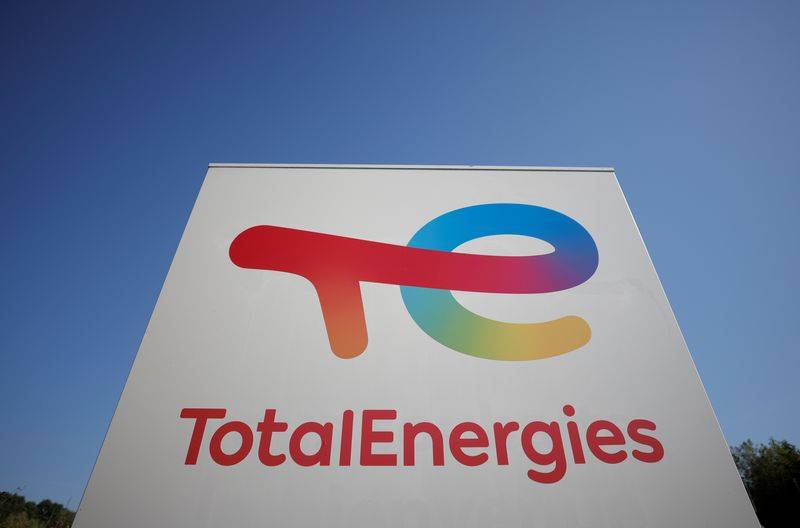 Le logo de TotalEnergies dans une station-service à Treillieres