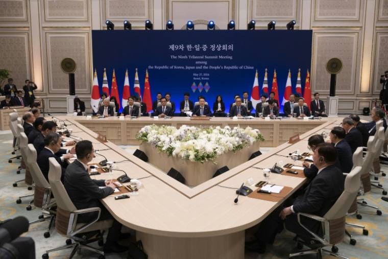 Sommet trilatéral avec le président sud-coréen Yoon Suk Yeol, le Premier ministre chinois Li Qiang et le Premier ministre japonais Fumio Kishida, le 27 mai 2024 à Séoul ( POOL / JEON HEON-KYUN )