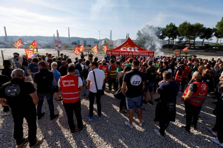Des employés de TotalEnergies et d'Esso ExxonMobil participent à une manifestation à La Mede