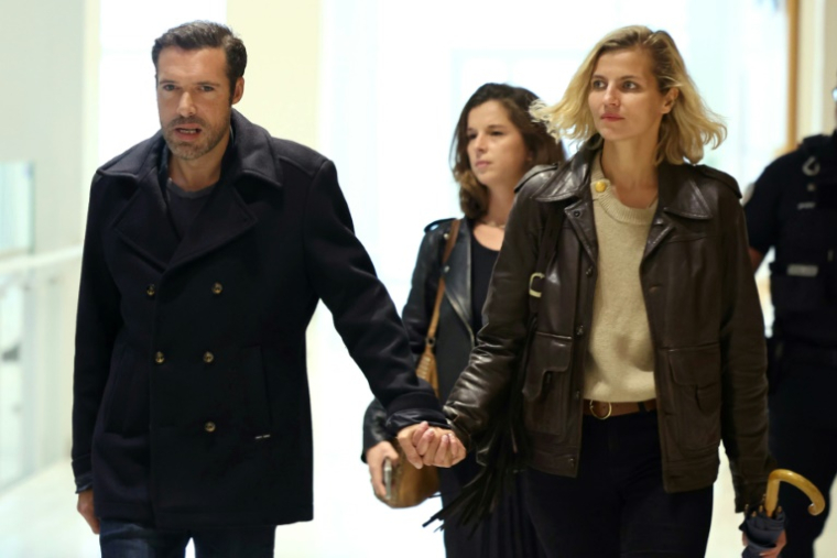 L'acteur et réalisateur Nicolas Bedos (g) arrive au tribunal de Paris, accompagné de sa compagne Pauline Desmonts, le 26 septembre 2026 ( AFP / Thomas SAMSON )