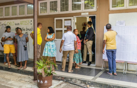 Des électeurs font la queue devant un bureau de vote pour les législatives, le 10 novembre 2024 à Mahébourg (île Maurice) ( AFP / Laura Morosoli )