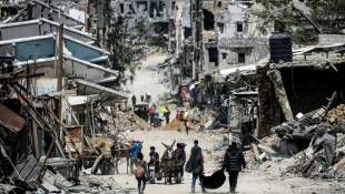 Des Palestiniens au milieu de bâtiments détruits à Khan Younès, dans le sud de la bande de Gaza, le 23 avril 2024 ( AFP / - )
