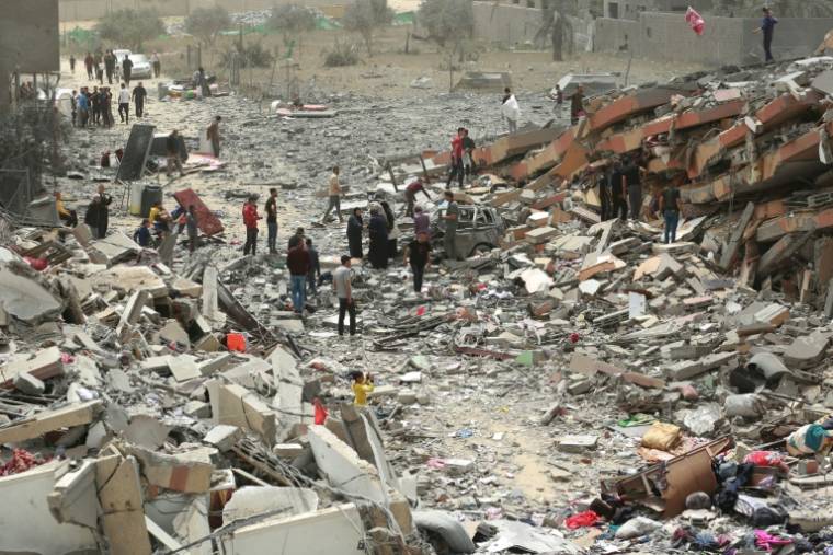 Des Palestiniens dans les décombres de bâtiments détruits par des frappes israéliennes à Nousseirat, dans le centre de la bande de Gaza, le 18 avril 2024 ( AFP / - )