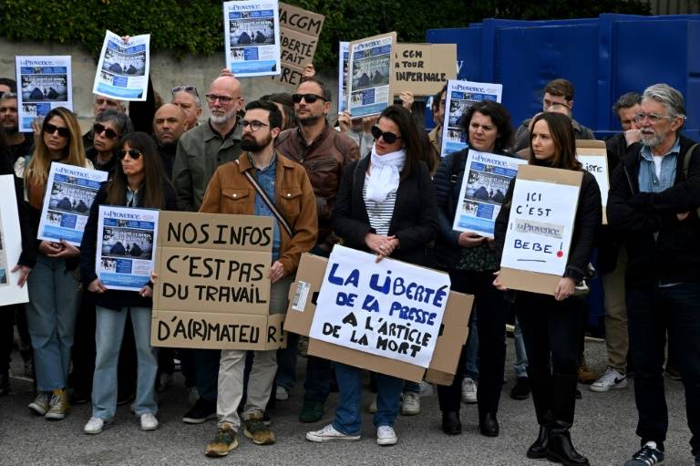 Des journalistes de La Provence manifestent devant le siège de leur journal, à Marseille le 25 mars 2024 ( AFP / Nicolas TUCAT )