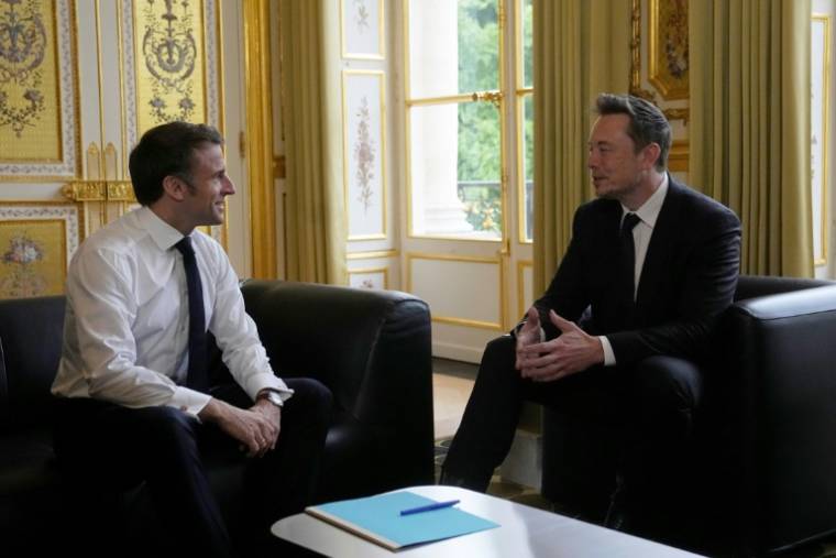 Le président français Emmanuel Macron s'entretient au palais de l'Elysée à Paris avec le patron américain de SpaceX, Twitter et Tesla Elon Musk, le 15 mai 2023 ( POOL / Michel Euler )