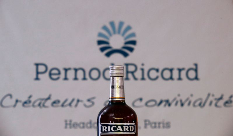 Une bouteille de Ricard, lors d'une conférence de presse du fabricant de boissons français Pernod Ricard