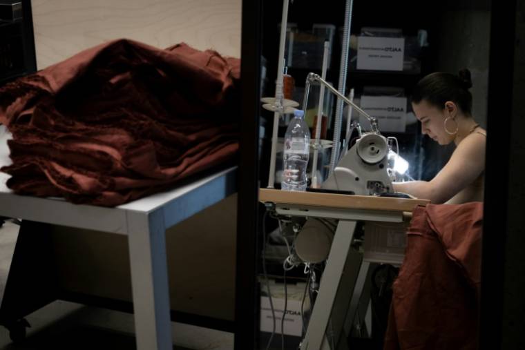 Une femme au travail à la manufacture Berlier, qui se rêve en temple de la mode circulaire, à Paris le 24 mai 2023 ( AFP / ALAIN JOCARD )