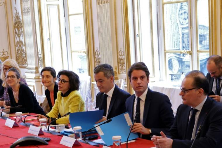 Le Premier ministre Gabriel Attal, deuxième à droite, entouré de plusieurs ministres, à Matignon, à Paris, le 27 mars 2024 ( AFP / Thomas SAMSON )