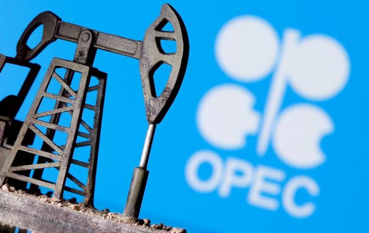 Photo d'illustration d'une pompe à pétrole devant le logo de l'Opep