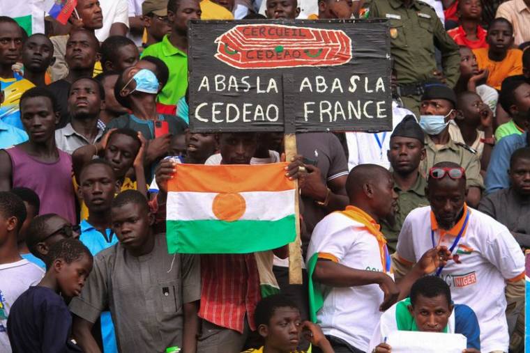 Les Nigériens se rassemblent pour soutenir les soldats putschistes et pour exiger le départ de l'ambassadeur de France, à Niamey, au Niger