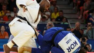 Teddy Riner face au Sud-Coréen Lee Joon-hwan en quart de finale du tournoi olympique par équipes mixte, le 3 août 2024 à Paris ( AFP / Jack GUEZ )