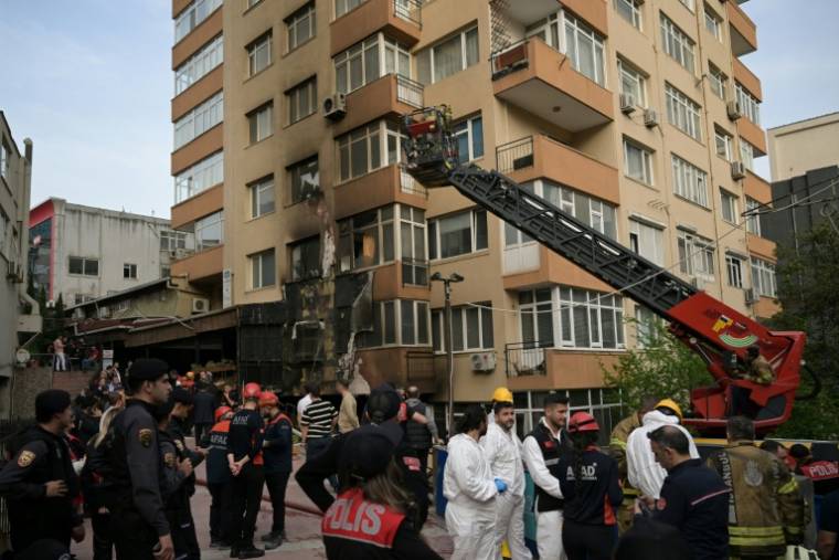Des équipes de secours sur le site d'un incendie qui s'est déclaré au sous-sol d'un immeuble résidentiel à Istanbul, le 2 avril 2024 en Turquie ( AFP / OZAN KOSE  )