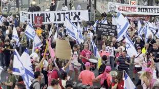 Des Israéliens anti-gouvernement manifestent à Tel Aviv