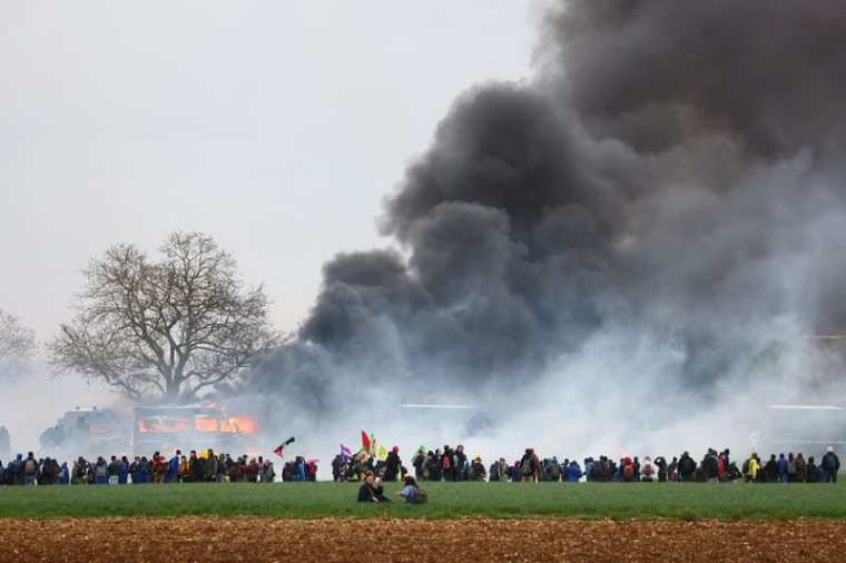 Un véhicule en feu lors d'une manifestation contre un projet de vaste réservoir de rétention d'eau à Sainte-Soline