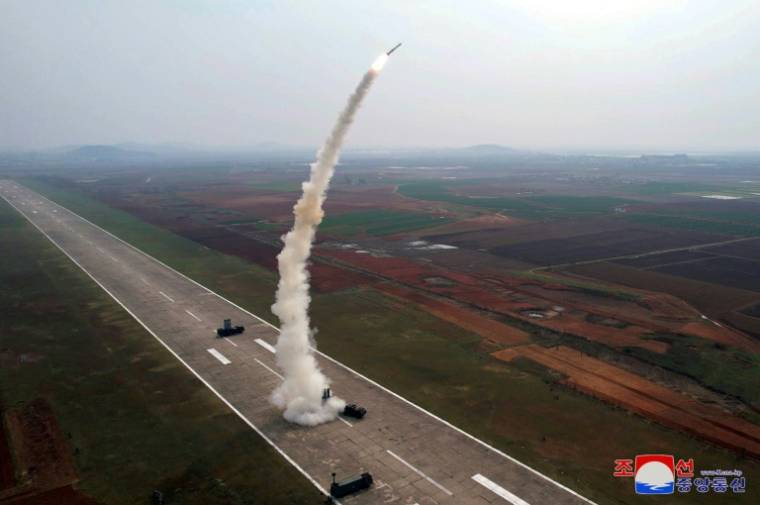 Photo diffusée le 20 avril 2024 par l'agence nord-coréenne KCNA montrant un lancement d'essai d'un nouveau type de missile anti-aérien "Pyoljji-1-2" par la Direction des missiles de la Corée du Nord, le 19 avril 2024 ( KCNA VIA KNS / STR )