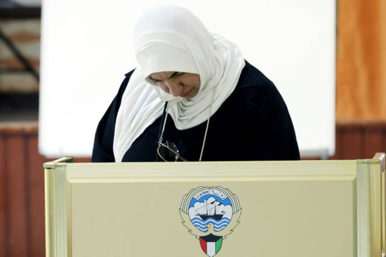 Une femme vote le 4 avril 2024 lors des élections législatives koweïtiennes dans la ville de Koweït ( AFP / YASSER AL-ZAYYAT )