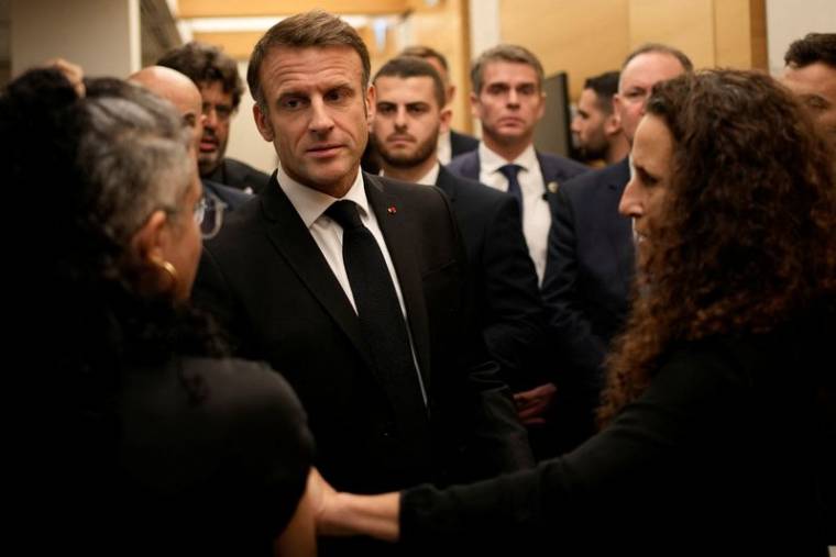 Le président français Emmanuel Macron rencontre des ressortissants franco-israéliens à l'aéroport Ben Gourion