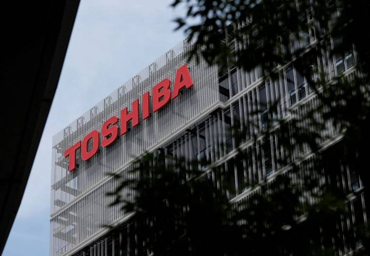 Le logo de Toshiba sur un bâtiment de l'entreprise à Kawasaki, au Japon