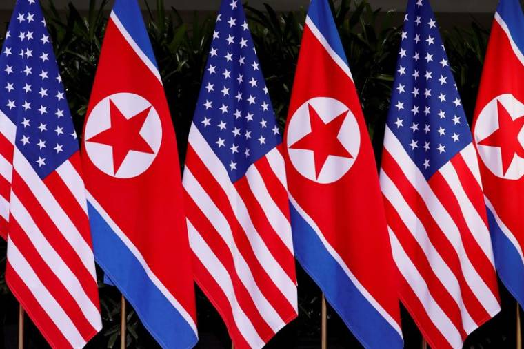 Photo d'archives des drapeaux américains et nord-coréens