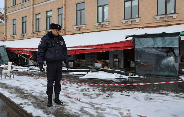 Un policier sur les lieux de l'explosion meurtrier dans un café à Saint-Pétersbourg